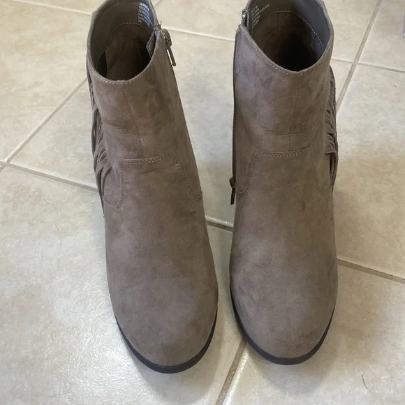 Madden girl size 9 ankle boots with fringe - Picture 4 of 5